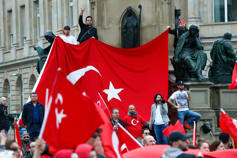 В ФРГ — самая большая турецкая община за пределами Турции. И она, предупреждают спецслужбы, «живет в параллельном мире, который все быстрее отдаляется от немецкого»