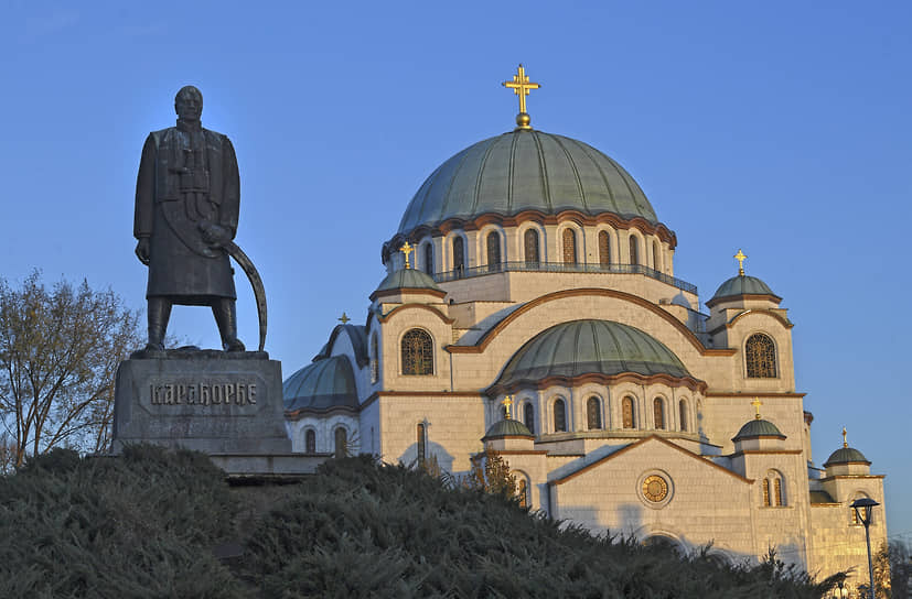 Собор Святого Саввы возвышается над городом. Рядом — памятник Карагеоргию, первому сербскому вождю, боровшемуся за независимость страны