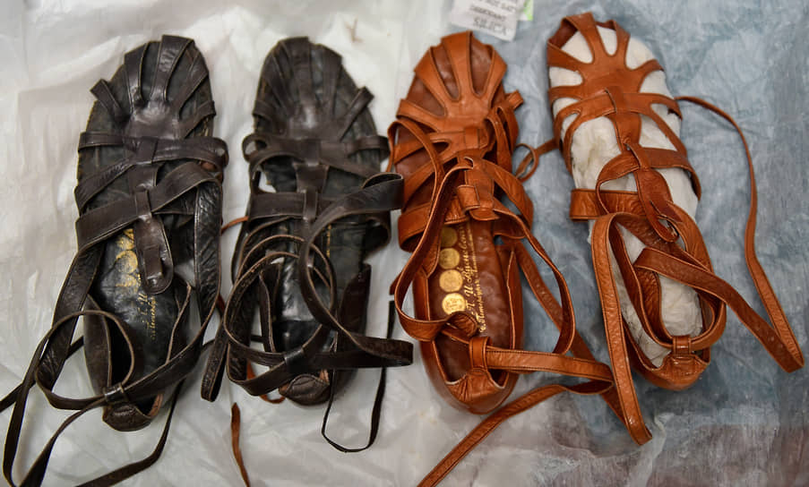 Молодому коллекционеру повезло найти две пары женских сандалий разного цвета