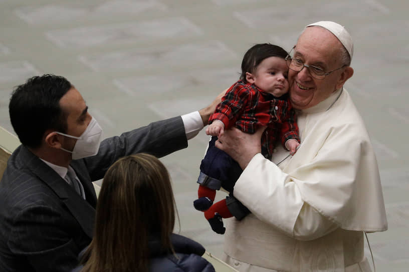 Выходы папы Франциска на публику сведены к минимуму, но сотрудников Ватикана и их родственников он поздравил лично