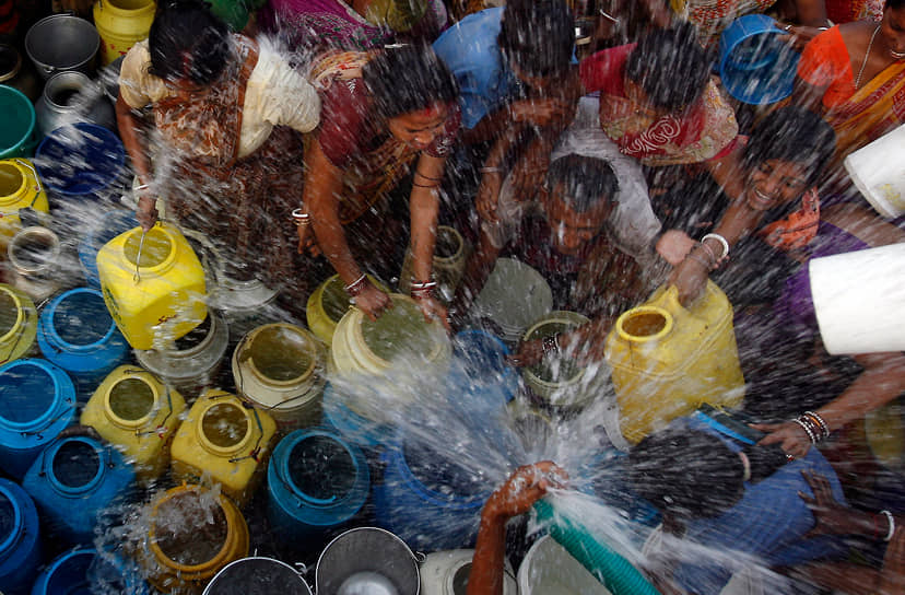 Часто именно густонаселенные регионы мира страдают от нехватки воды сильнее всего (на фото — жители трущоб Калькутты, пришедшие за водой)
