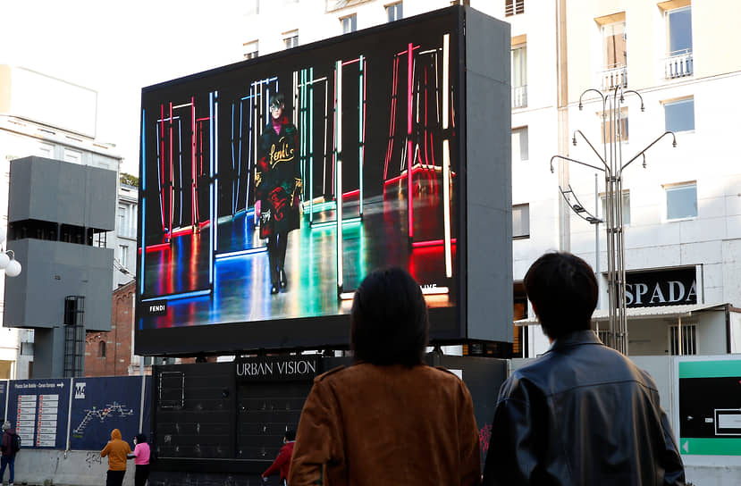 Трансляция модного шоу Fendi на улице в Милане