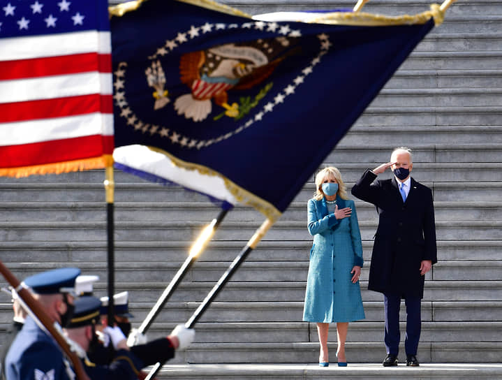 Президент США Джо Байден вместе с супругой во время инаугурации 