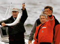 Буш-старший (на фото с сыном-президентом) всю жизнь с уловом