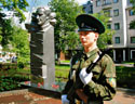 Дзержинского на Лубянскую площадь не вернули, но новый памятник Андропову в день 90-летия поставили. На фото: июнь 2004-го. Теперь бывший председатель КГБ всегда будет наблюдать за Петрозаводском