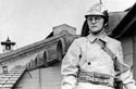 Пропагандистский снимок военного 1941-го: Дмитрий Шостакович дежурит на крыше Ленинградской консерватории, чтобы тушить зажигательные фашистские бомбы (на самом деле к таким опасным дежурствам композитора не привлекали)