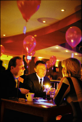 На вечеринке «Флиртаника»: за отведенные на знакомство восемь минут мужчины даже вдвоем не успевают понять одну женщину