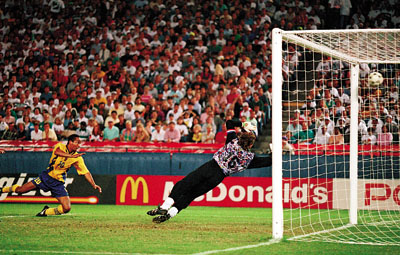 Еще в 80-е годы такие эффектные броски были для болельщиков СССР нормой, а не подвигом