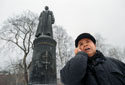 В парке возле Центрального дома художника в Москве: сюда со всех концов страны в начале 90-х годов свезли различные советские памятники. Шендерович, как ни странно, до этого ни разу здесь не бывал