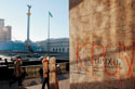 Майдан Незалежности. Надписи на колоннах почти достигают высоты 3 метров 