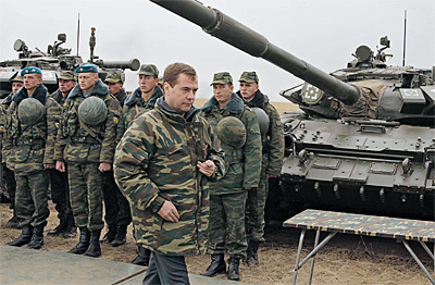 Сентябрь 2008-го. Под Оренбургом президент среди военных после учений «Центр-2008»