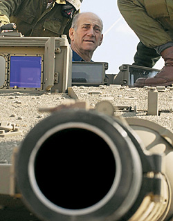 Премьер Израиля Эхуд Ольмерт - частый гость в военных частях. Но нехватку боевого опыта это не компенсирует
