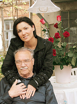 С отцом Юрием Николаевичем Нетребко возле родного дома в Краснодаре