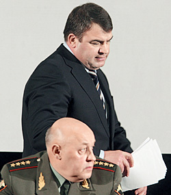 Похоже, начальник Генштаба (сидит) и министр обороны не ждали друг от друга ничего хорошего