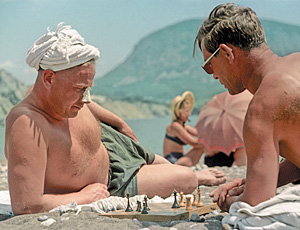 Шахматы в СССР как народная игра могли конкурировать даже с футболом. На фото—1950-е, на крымском пляже