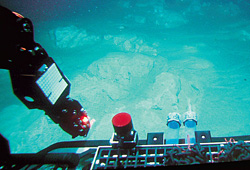 Изображение дна передается на «Эндевер» подводным телеуправляемым роботом