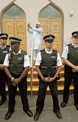 Многие из 24 арестованных в Лондоне по «самолетному делу» были прихожанами мечети «Е-Умер»