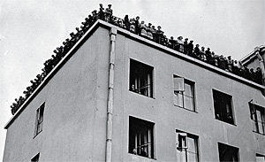 За похоронами Владимира Маяковского наблюдали даже с крыш домов 