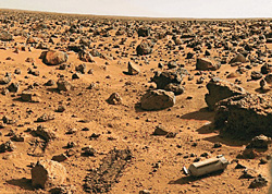 Воссоздать марсианский пейзаж несложно: песок, камни и обломки спутников