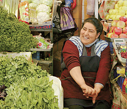 Рыночные работники охотно делятся секретом жизнелюбия: свежие овощи и «два-три куряга» каждый день