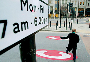 Красными кругами обозначают въезд в платный центр