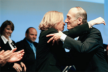 Победа на выборах 2006-го сделала «Кадиму» партией власти в Израиле, ее лидеры обнимались. Соперниками они станут всего через пару лет