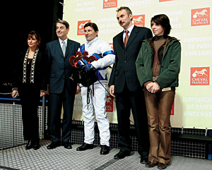 Посол РФ во Франции Александр Авдеев с супругой Галиной (на фото слева) во время церемонии вручения приза МКЗ, который привезли во Францию директор завода Юрий Прохоров и пресс-секретарь МКЗ Наталия Николаева (на фото справа)