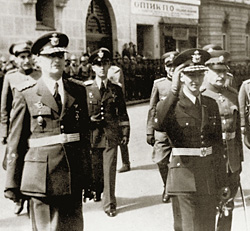 После переворота премьером стал генерал Симич (слева)