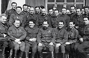 Фронтовой дневник генсека (1942 г. Брежнев - третий справа в нижнем ряду)