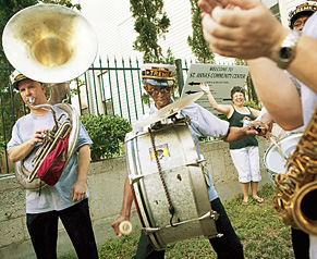 Духовой оркестр играет во время мемориального марша в память о погибших от урагана животных