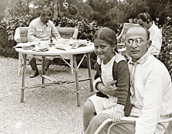 Сталин, его дочь Светлана Аллилуева, Берия (справа) во время отдыха на даче, 1936 год
