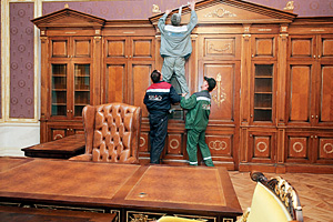 Кабинеты судей Конституционного суда отличаются обшивкой мебели и стен