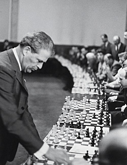 Андре Лилиенталь играет в шахматы почти век. На фото—один из его сеансов одновременной игры в 1960-е годы