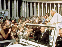 Иоанн Павел II приветствует паломников за секунду до покушения