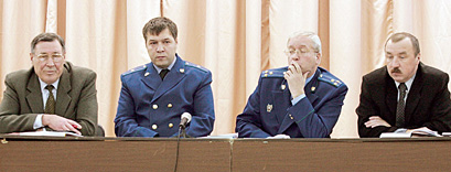 Глава района Валерий Бессонов (слева) и республиканские силовики Петр Клебешов и Владимир Ильин (крайние справа) - на сходе горожан