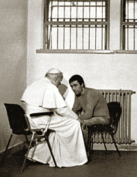 Иоанн Павел II в тюремной камере беседует со своим несостоявшимся убийцей
