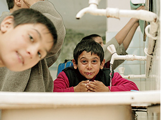 На каждой перемене дети умываются: дома ни у кого водопровода нет