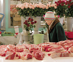 Розы рядом с мясом - такое увидишь только на рынке