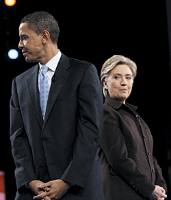 Хиллари и Обама — два лица демократической партии — стараются не смотреть друг на друга