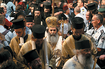 Патриарх Феофил III (в центре) направляется к Кувуклии. За чудом или за «репрезентацией»?