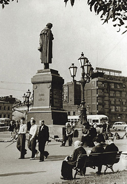 Раньше Пушкин смотрел на Страстной монастырь. Скоро он будет смотреть на торговый комплекс