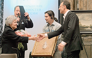 Директор пушкинского музея Ирина Антонова (слева) получает возвращенную в Россию картину