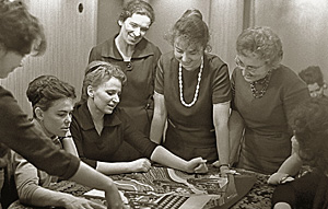 Встреча в 1964 году. В центре - учительница Ирина Николаевна Шарова