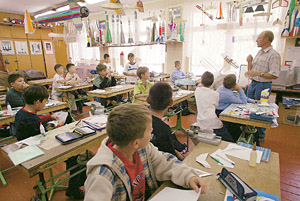 На уроке труда в Международной космической школе тоже делают ракеты