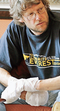 Австралийскому альпинисту Линкольну Холлу повезло: его, в отличие от Шарпа, спасли