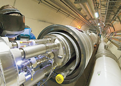 Большой адронный коллайдер (LHC) - гигантский ускоритель частиц. Строится в тоннеле длиной 27 км на территории Швейцарии и Франции недалеко от Женевы. Частицы будут разгонять внутри трубы ускорителя до околосветовых скоростей, а потом сталкивать «лоб в лоб». В таких столкновениях могут рождаться неизвестные частицы - темная материя, бозон Хиггса и то, чему еще нет названия