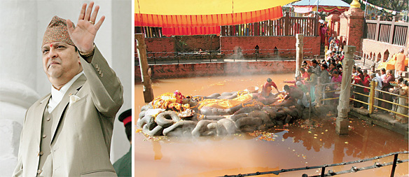 Два земных воплощения бога Вишну - «божественный» король Гьянендра и каменная статуя, которой 1000 лет. Одну из этих реинкарнаций непальцы, как выяснилось, сегодня считают излишней