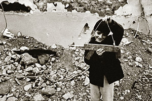 Этого мальчика с автоматом сняли в воюющем Карабахе. Научился ли он чему-нибудь, кроме войны?
