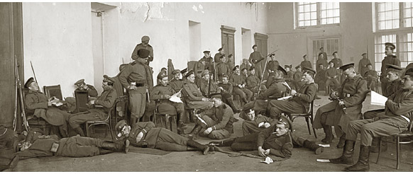 Солдаты Преображенского полка охраняют Таврический дворец. Фото Я. Штейнберга