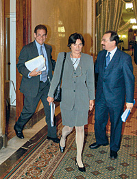 На фото:президент Visa International Криcтофер Родригес (крайний слева) и вице-президент Visa CEMEA Лу Наумовский (крайний справа) 